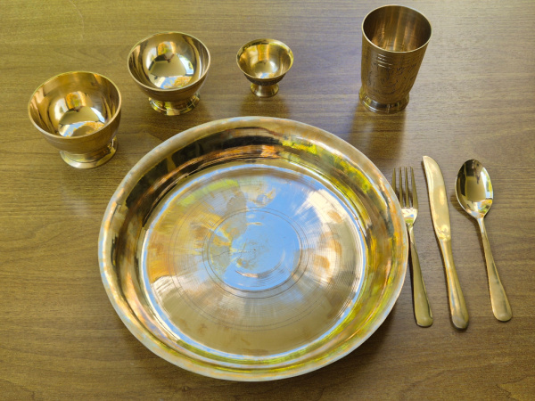 Nepalesisches Thali Set aus Messing | Traditionelles Essgeschirr (8-teilig)